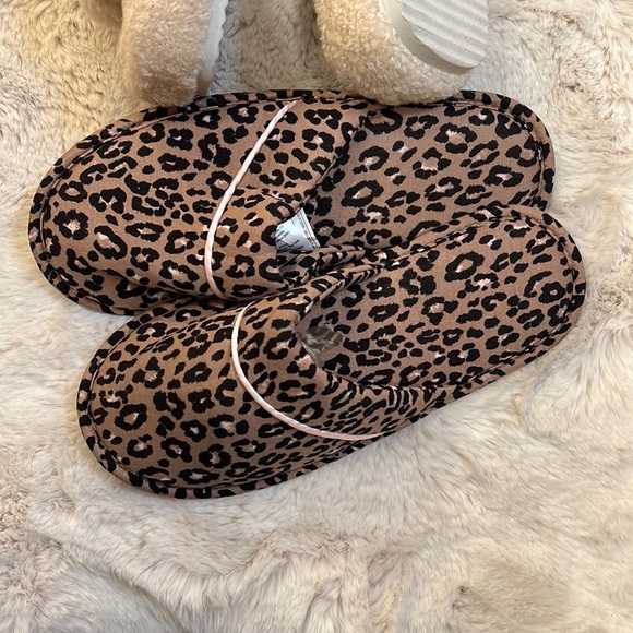 NWOB Two pairs of Ladies X-Large Slippers - Picture 2 of 5